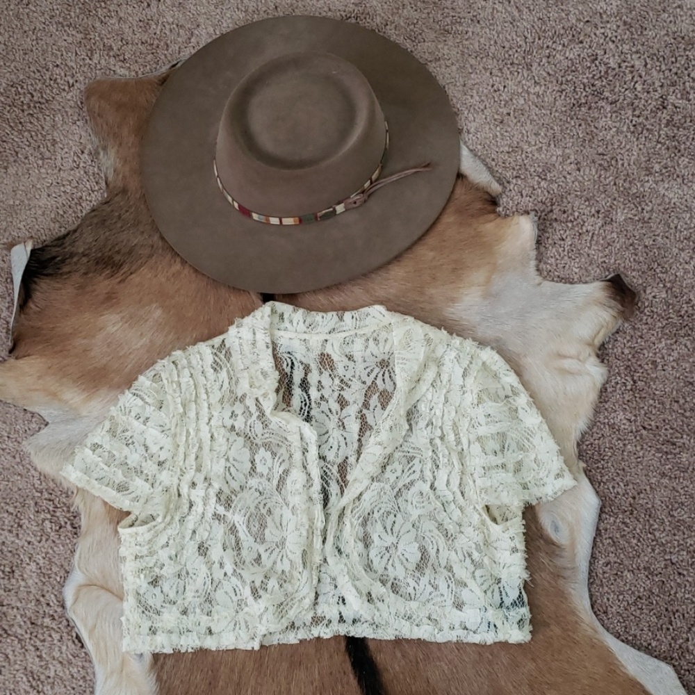 BEAUTIFUL LACE CROPPED JACKET